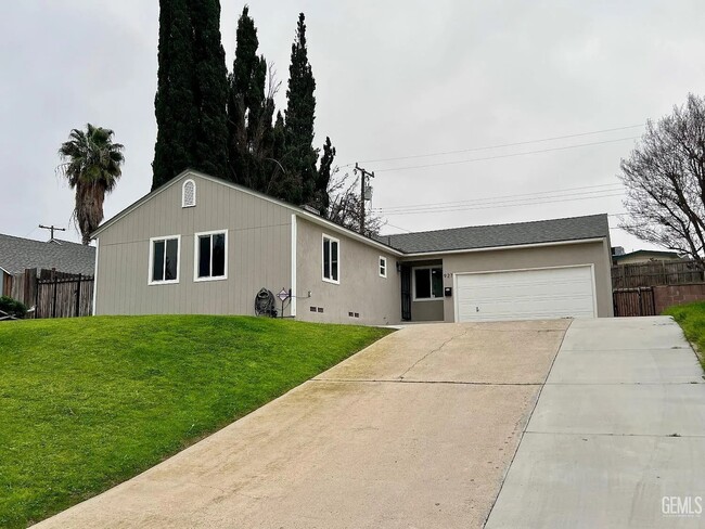 property at 927 University Ave