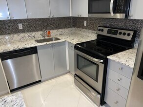 5838 Collins Ave, Unit 3D in Miami Beach, FL - Foto de edificio - Building Photo