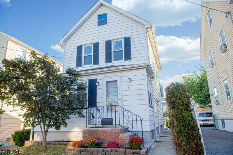 17 Fritz St in Bloomfield, NJ - Building Photo