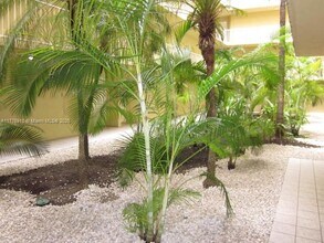 8201 NW 8th St in Miami, FL - Foto de edificio - Building Photo