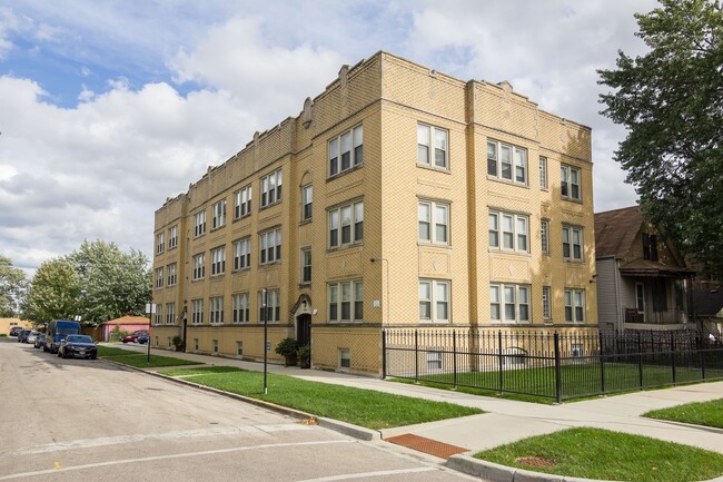 property at 4715 W Cornelia Ave