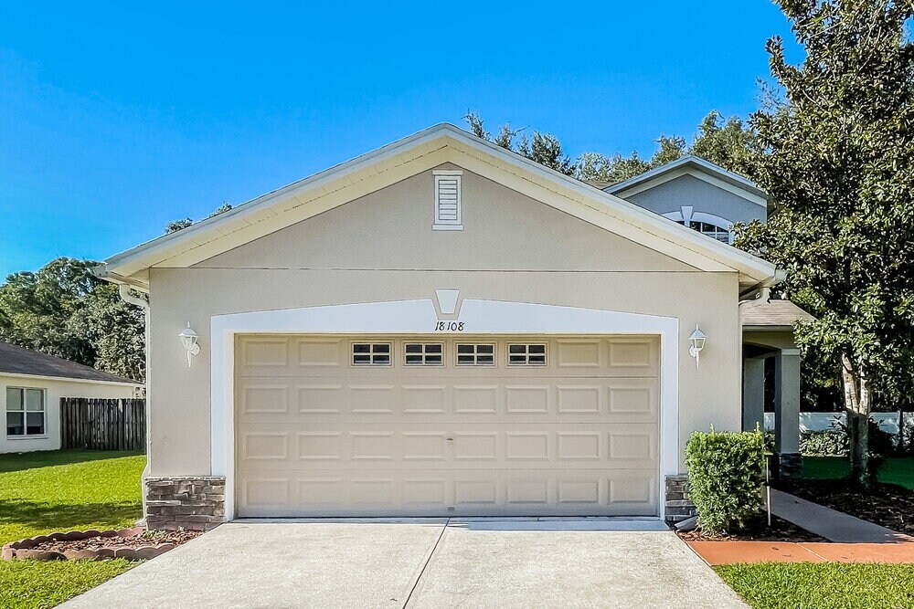 18108 Cypress Bay Pkwy in Land O Lakes, FL - Foto de edificio