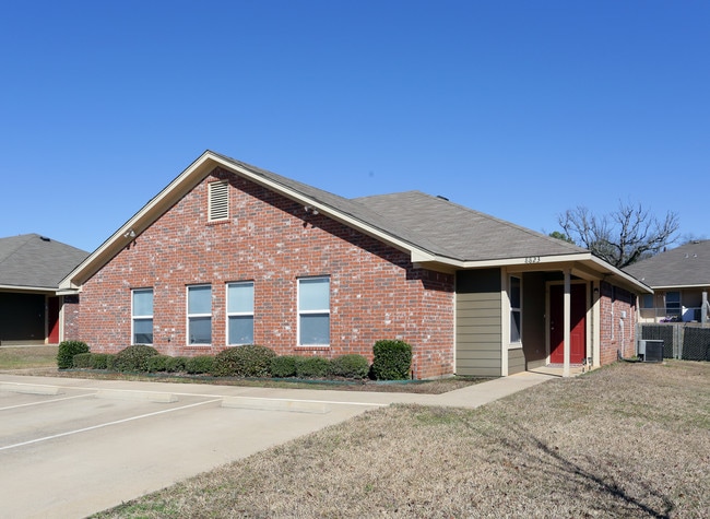 Mansion Creek Duplexes in Tyler, TX - Building Photo - Building Photo