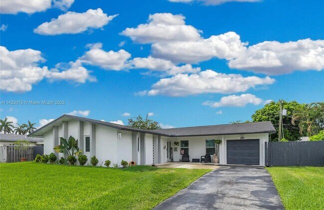 9720 Bel Aire Dr in Cutler Bay, FL - Building Photo - Building Photo