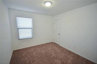 5401 Lynn Crk Ave in Las Vegas, NV - Building Photo - Building Photo