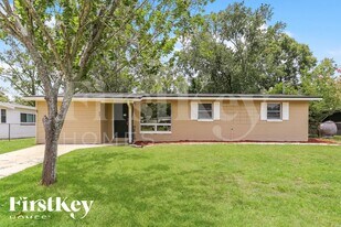 447 W Clermont Dr in Orange Park, FL - Building Photo