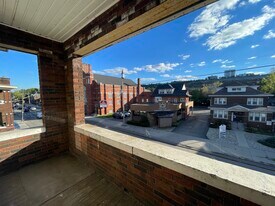 821 Main St E in Hamilton, ON - Building Photo