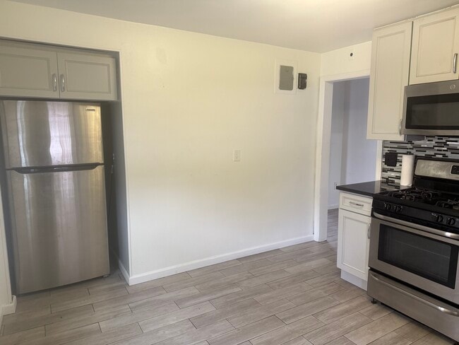 54 Murray Ave, Unit 2nd floor in Yonkers, NY - Building Photo - Building Photo