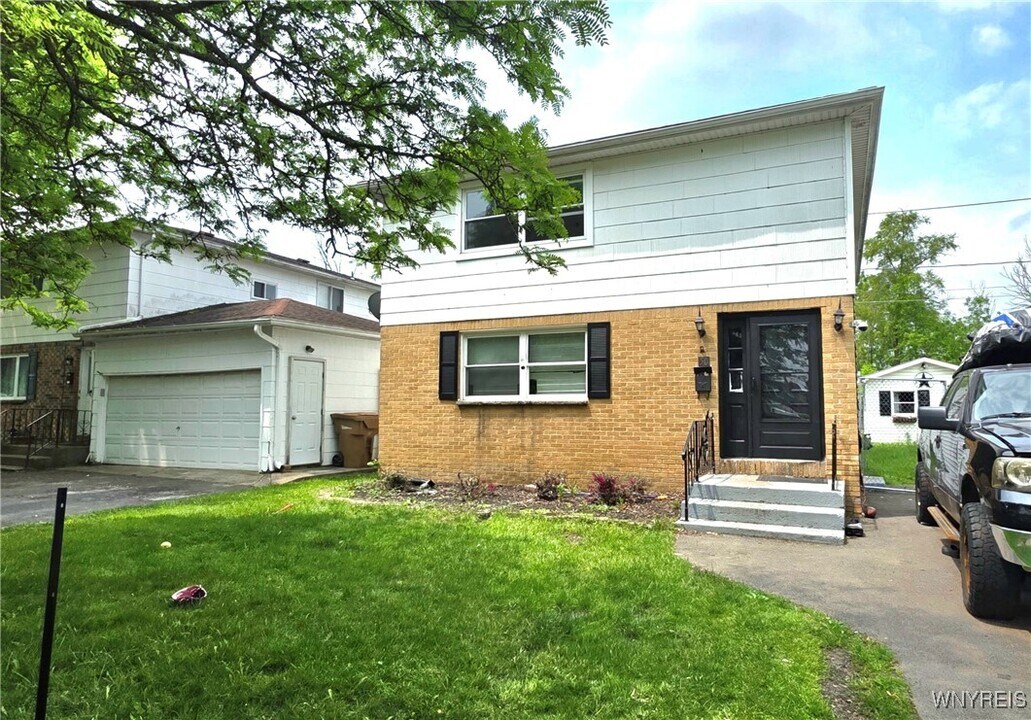 50 Strasbourg Dr in Cheektowaga, NY - Building Photo