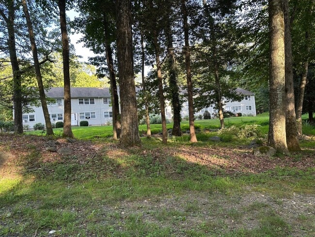 39 Hop Brook Rd in Brookfield, CT - Building Photo - Building Photo