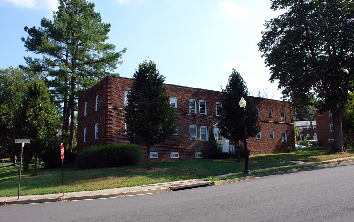 Erdo House in Arlington, VA - Building Photo