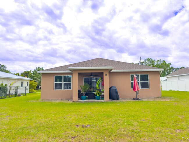 1767 SW Bellevue Ave in Port St. Lucie, FL - Building Photo - Building Photo