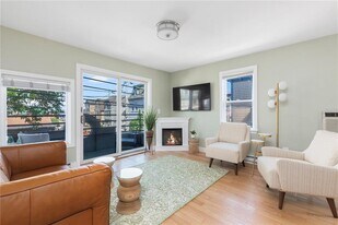 492 Thames St in Newport, RI - Building Photo