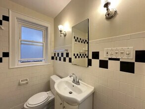 2619 W Greenleaf Ave, Unit 2 in Chicago, IL - Building Photo - Building Photo