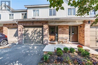 26 Moss Blvd in Hamilton, ON - Building Photo - Building Photo