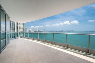 1331 Brickell Bay Dr in Miami, FL - Building Photo