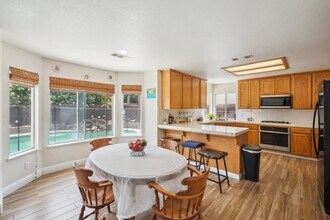 1009 Garden St in Los Banos, CA - Foto de edificio - Building Photo