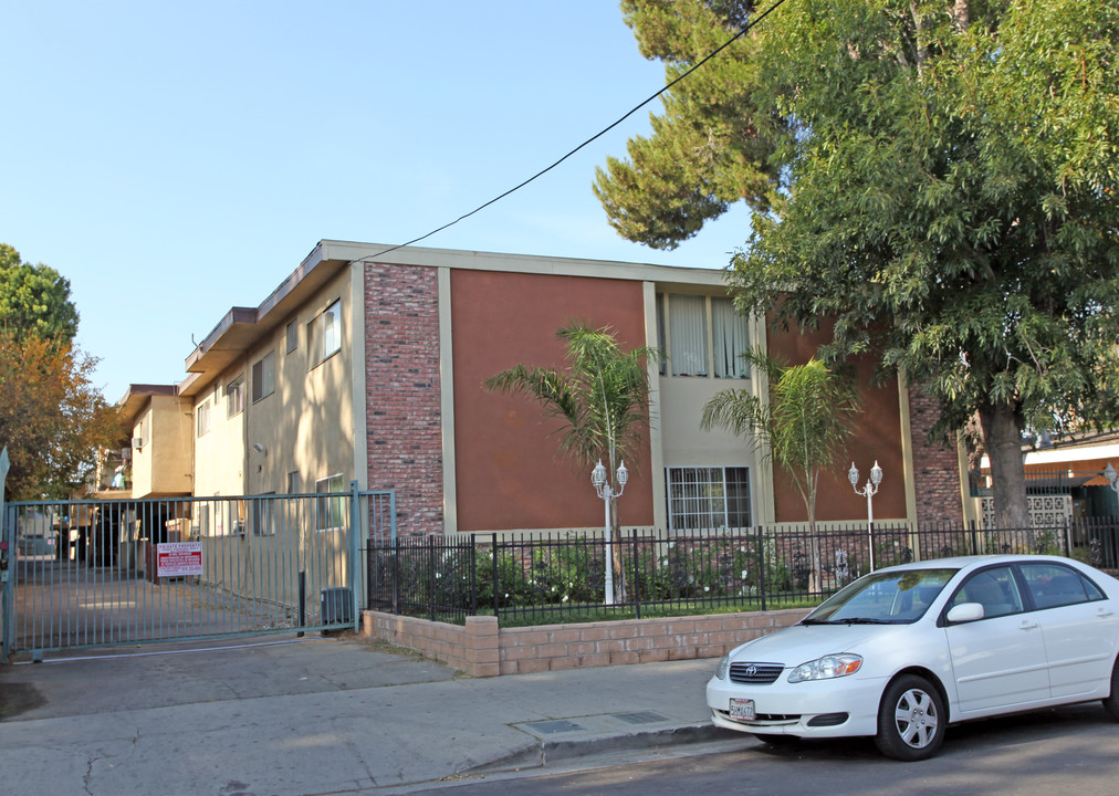 7343 Independence Ave in Canoga Park, CA - Foto de edificio