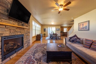 1021 Redtail Loop in Hood River, OR - Building Photo - Building Photo