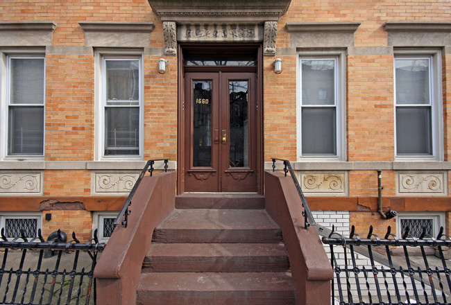 16-60 Putnam Ave in Flushing, NY - Foto de edificio - Building Photo