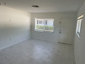 627 92nd Ave N in Naples, FL - Building Photo