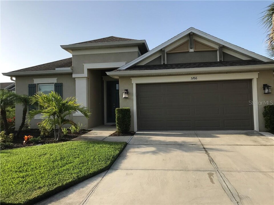 5766 Maypop Cir in Sarasota, FL - Building Photo