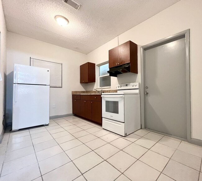 1311 NW 8th Pl in Homestead, FL - Building Photo - Building Photo
