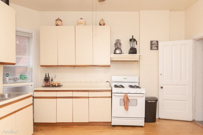 3238 N Sheffield Ave-Unit -Unit 2 in Chicago, IL - Foto de edificio - Building Photo