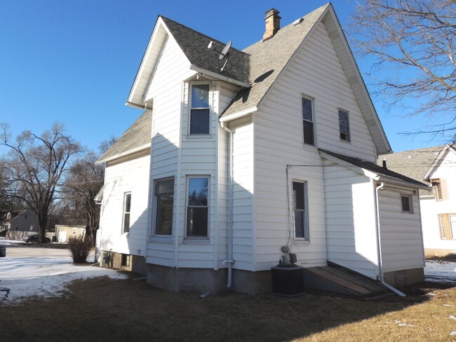 638 Leonard Ave in Dekalb, IL - Building Photo - Building Photo