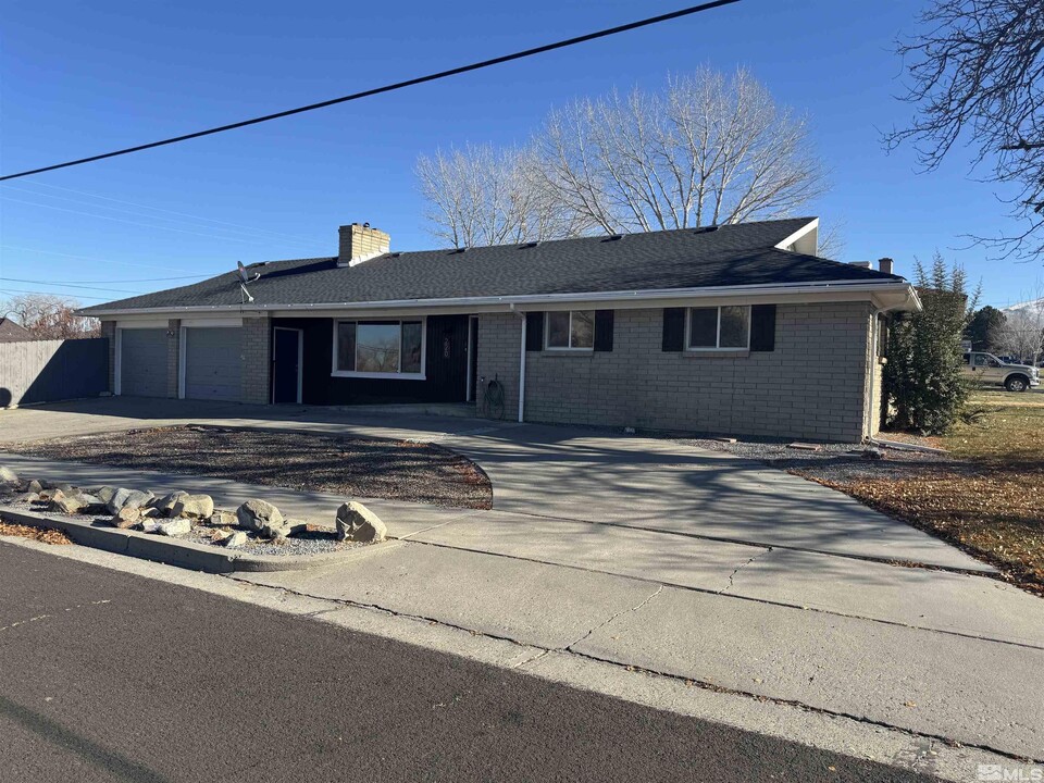 220 Pleasant St in Winnemucca, NV - Building Photo