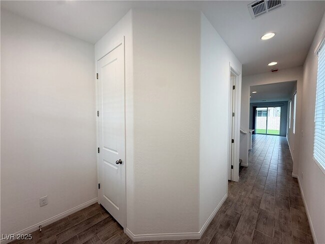 9922 Angel Valley Dr in Las Vegas, NV - Building Photo - Building Photo