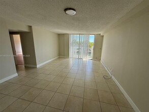 2000 NE 135th St in North Miami, FL - Building Photo - Building Photo