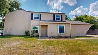 1327 Airline Dr in College Station, TX - Building Photo