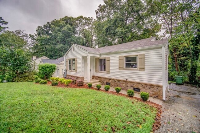 1384 Westmont Rd SW in Atlanta, GA - Foto de edificio - Building Photo