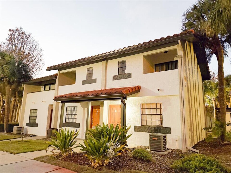 10246 Turkey Lake Rd in Orlando, FL - Building Photo