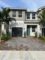 136 SW 170th Ave in Pembroke Pines, FL - Building Photo