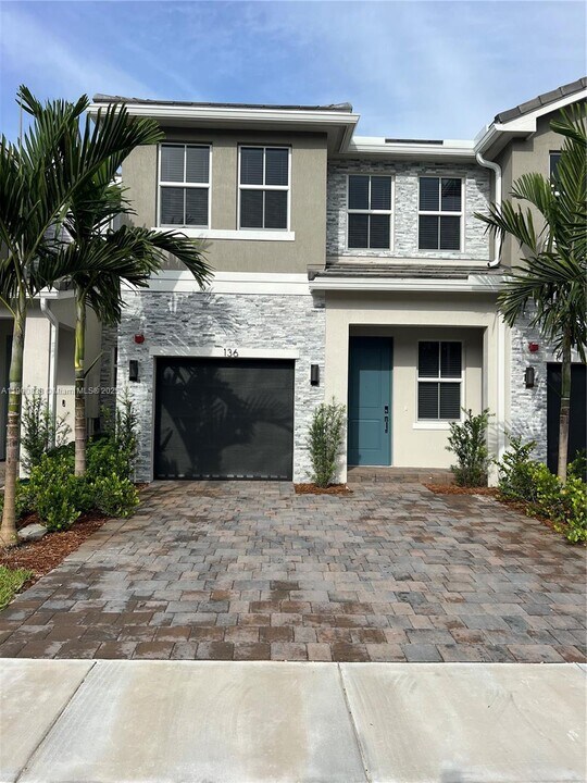 136 SW 170th Ave in Pembroke Pines, FL - Building Photo