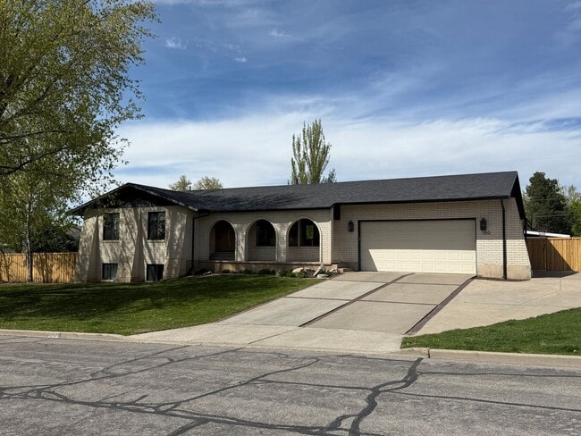 350 W 1950 N in Centerville, UT - Building Photo - Building Photo