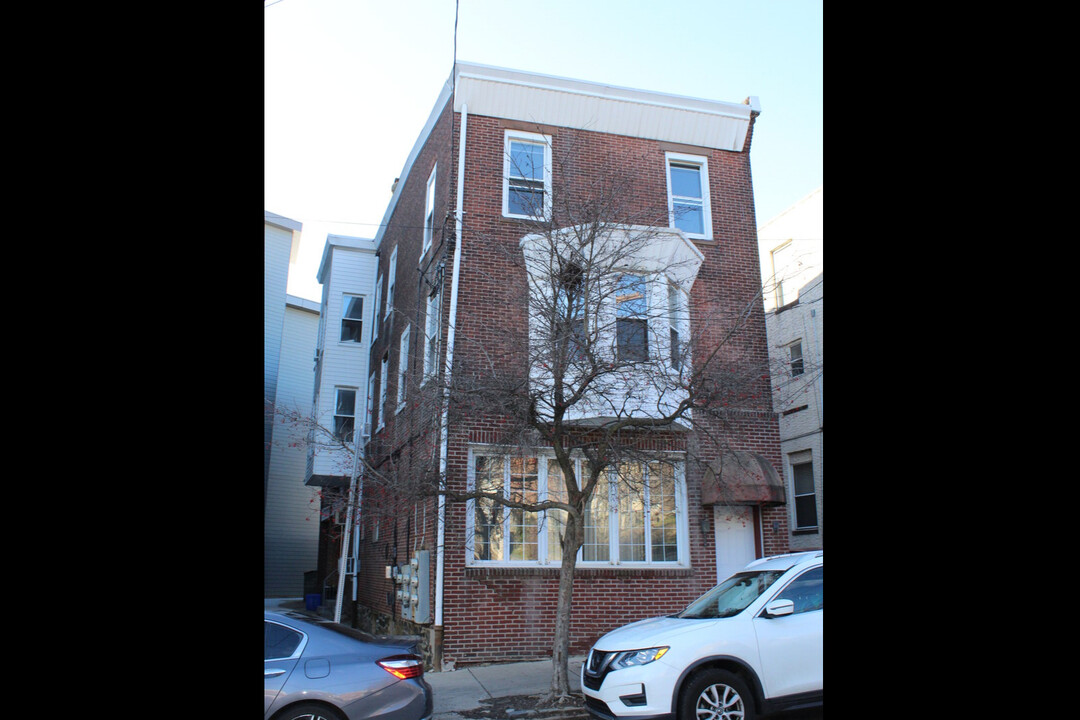 5118 Rochelle Ave in Philadelphia, PA - Building Photo