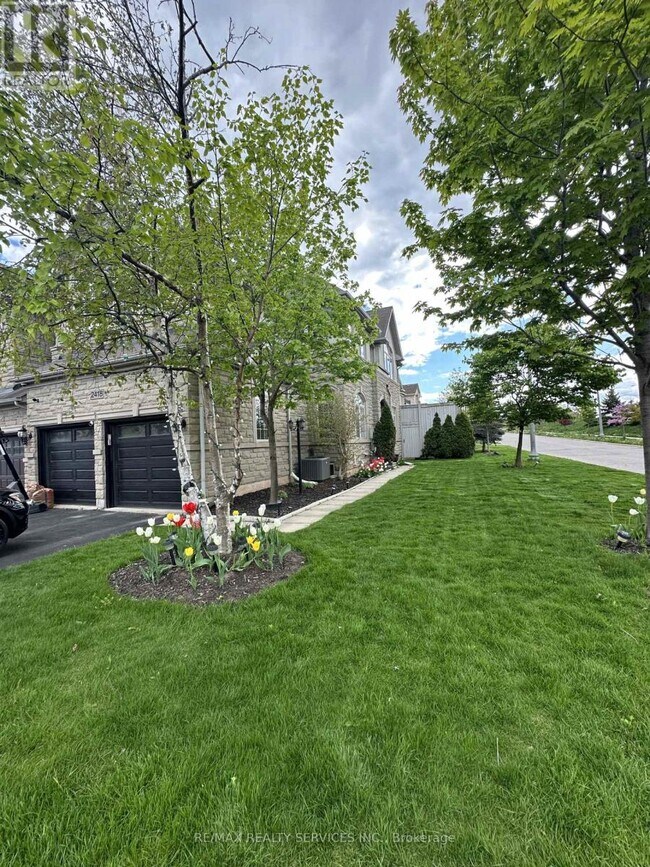 2418 Wasaga Dr in Oakville, ON - Building Photo - Building Photo