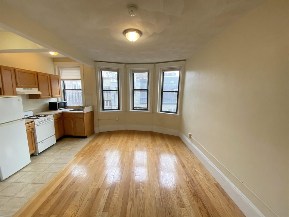 75 Hancock St, Unit 4 in Cambridge, MA - Building Photo