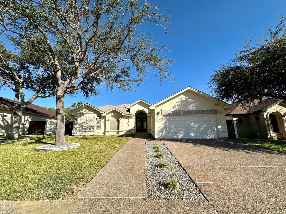 6505 Shark Bay Rd in Laredo, TX - Building Photo