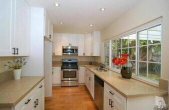 2219 Scenicpark St in Thousand Oaks, CA - Building Photo - Building Photo