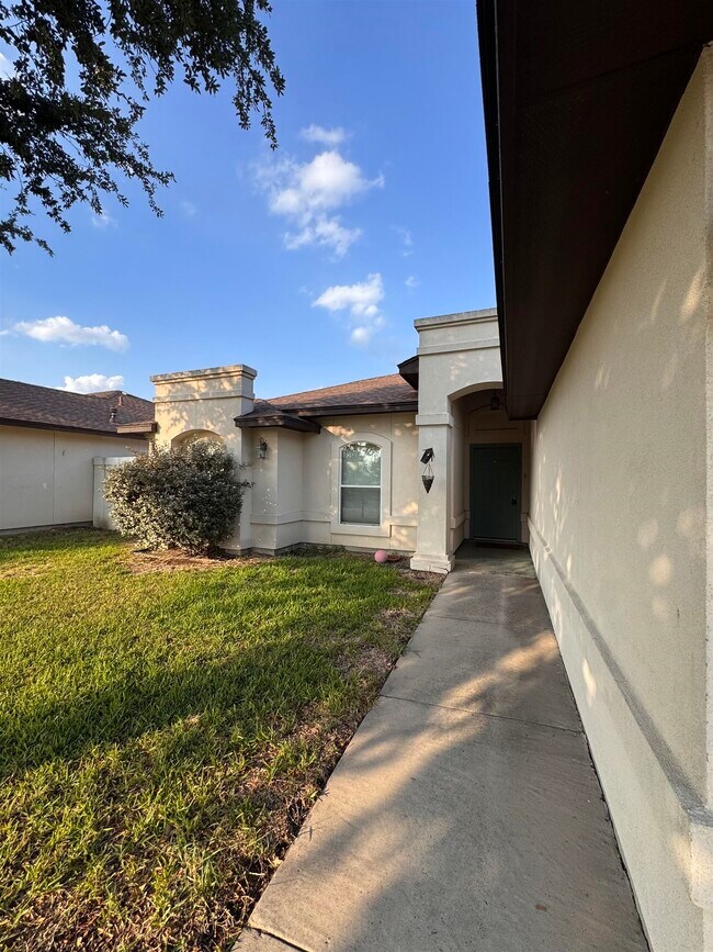 9817 Mahin Dr in Laredo, TX - Building Photo - Building Photo