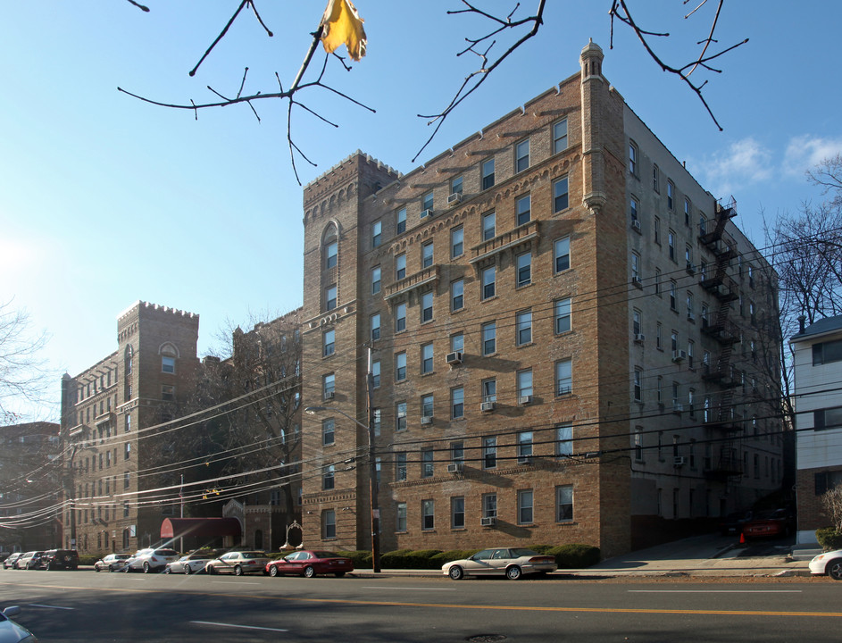 Parkway Towers in Yonkers, NY - Foto de edificio