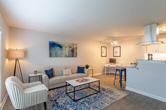 1800 Ashley West Apartments in Charleston, SC - Building Photo - Interior Photo