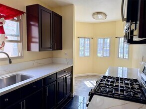 607 W 101st St in Los Angeles, CA - Foto de edificio - Building Photo