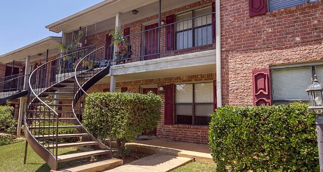 Oak Hill Apartments in Palestine, TX - Building Photo