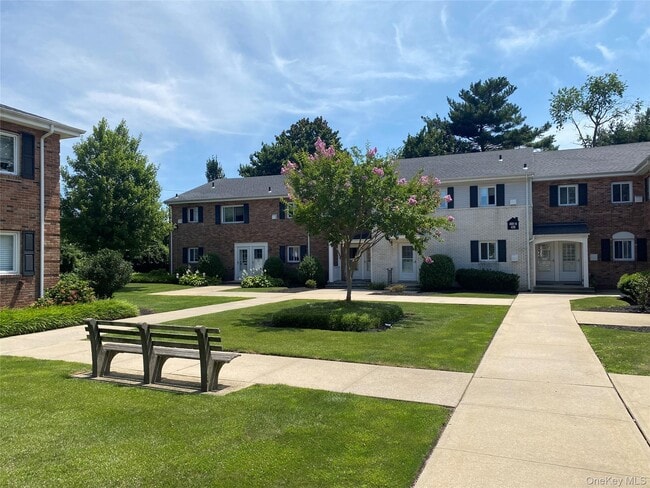 400 Dawson Ln in Jericho, NY - Foto de edificio - Building Photo
