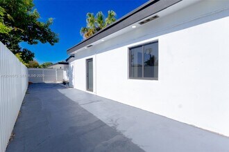 571 NW 152nd St in Miami, FL - Building Photo - Building Photo